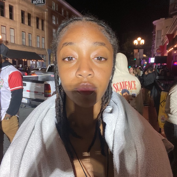 Meet your Posher, Apryl - Picture 1 of 1